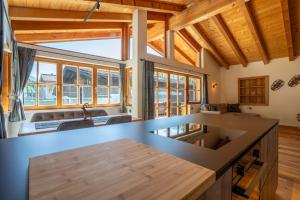 基茨比厄尔附近奥拉赫Apartment Taxer的厨房设有大型台面和木制天花板。