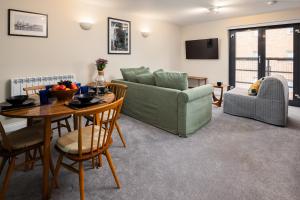 南安普敦2 Bedroom City Centre Apartment, Sleeps up to 6 Guests, Free Parking的客厅配有沙发和桌子
