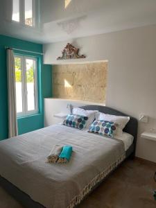马翁Casa S’Arraval的一间卧室配有一张带蓝色墙壁的大床