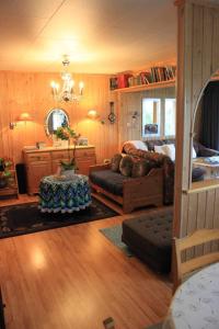 博根KAB Guesthouse的客厅配有沙发和桌子