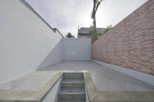 沙勒罗瓦Studio Didine的通往砖墙的楼梯