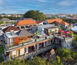 坎古Winy Estate - Luxury Villa with Rooftop Jacuzzi的带阳台的房屋空中景致
