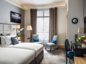 巴黎巴黎巴尔的摩之旅艾菲尔铁塔索菲特酒店的配有一张床和一张书桌的酒店客房