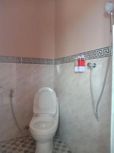 纳闽巴霍Tarsan Homestay的一间带卫生间和淋浴的浴室