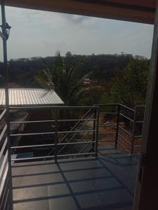 纳闽巴霍Tarsan Homestay的房屋的阳台享有风景。