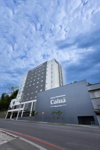 布卢梅瑙Hotel Caiuá Blumenau的建筑的侧面有标志