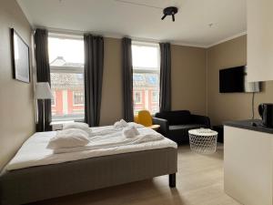 卑尔根Vestre Torggaten 20的一间卧室设有一张床和一间客厅。