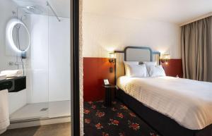昂德雷济厄布泰翁Best Western Porte du Forez的一间酒店客房 - 带一张床和一间浴室