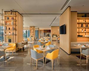 成都成都生物城凯悦嘉轩酒店的一间带桌椅的餐厅和一间厨房