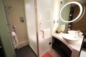 香港盛世酒店 Epoch Hotel的一间带水槽和镜子的浴室