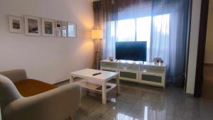阿雷斯Precioso apartamento en ares的客厅配有电视、沙发和桌子