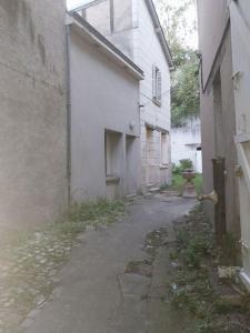 图尔Cocon calme, 2 pièces Tours proche bord de Loire的大楼旁的一条小巷,有白色的建筑