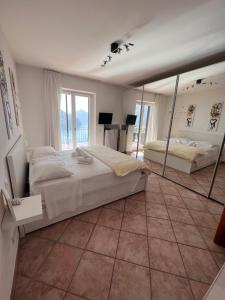 卢加诺Sweet View的一间大卧室,配有两张床和大镜子