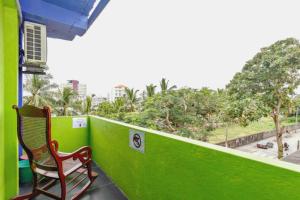 科伦坡Beehive Colombo的绿墙阳台的长凳