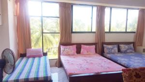 科伦坡Beehive Colombo的一间卧室设有两张床和窗户。