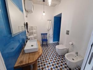 皮佐Casa Vacanze Penelope的一间带水槽和卫生间的浴室