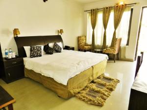 PadmiVan Durga Villas & Suites的一间卧室,卧室内配有一张大床