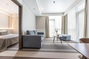 帕兰加Grand Baltic Dunes的酒店客房,配有床、椅子和镜子