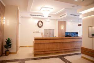 吉达Areen Hotel Al Basateen的医院的大厅,墙上挂着一个时钟