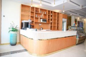 吉达Areen Hotel Al Basateen的厨房配有柜台和台面