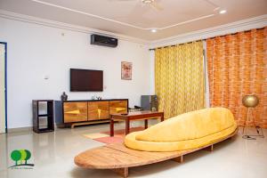 瓦加杜古VILLA DE L'INTEGRATION的客厅设有黄色沙发和电视