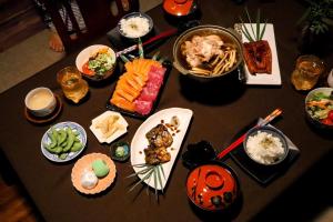 清道เรียวกัง ยามะโฮชิ Ryokan Yamahoshi เชียงใหม่的一张桌子上放着一大堆食物