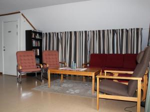 Östra ÖjeÖje Vandrarhem & Turistgård的客厅配有沙发和两把椅子