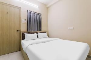 兰奇Super OYO Hotel Rameshwar的卧室设有一张白色大床和一扇窗户。