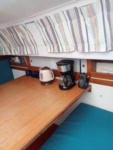 芒通Voilier Love Menton的船上木桌顶上的咖啡壶