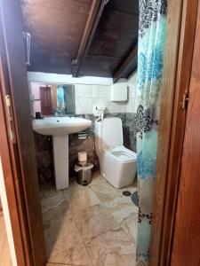 培拉特Hotel Gorica - UNESCO quarter的一间带卫生间和水槽的浴室