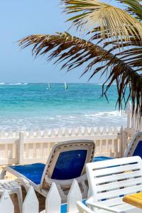 达喀尔拉马德拉戈 - 冲浪海滩碧海酒店的海滩上设有两张躺椅,大海上设有