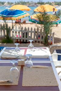 达喀尔拉马德拉戈 - 冲浪海滩碧海酒店的沙滩上带酒杯的桌子