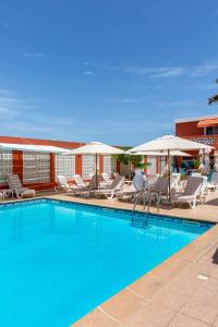 达喀尔拉马德拉戈 - 冲浪海滩碧海酒店的一个带躺椅和遮阳伞的游泳池
