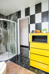 芭东海滩PATONG TOWER FAMILY WELCOME by PTA的一间带黄色梳妆台和淋浴的浴室