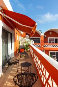 达喀尔拉马德拉戈 - 冲浪海滩碧海酒店的大楼内带桌椅的阳台