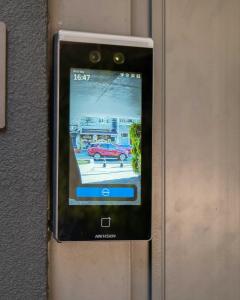 阿雷格里港Condomínio GO24的手机上挂着汽车的照片