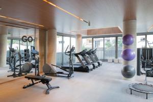 阿雷格里港Condomínio GO24的健身房,配有一系列跑步机和有氧运动器材