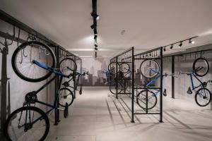 阿雷格里港Condomínio GO24的两辆自行车在一间房间里展示