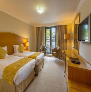 肯尼迪山新镇美仑酒店的酒店客房设有两张床和一台平面电视。