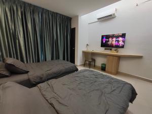 话毛生Hanan Studio Apartment with Pool, Wifi & Netflix的一间卧室配有两张床、一张桌子和一台电视。