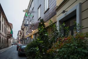 亚历山德里亚力士酒店的一条街道,在建筑物旁边停有车