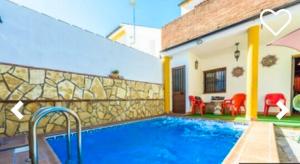埃尔博斯克2 bedrooms house with private pool and terrace at El Bosque的一座带游泳池和房子的别墅