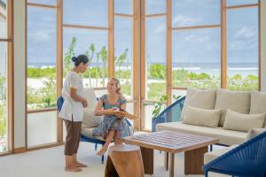 马累Joy Island Maldives All Inclusive Resort的站在客厅的男女