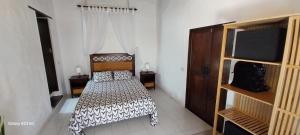 蒂亚斯Suite casa rural Los Patios, CONIL的一间卧室配有一张带黑白色棉被的床