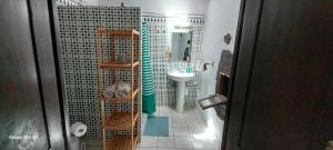 蒂亚斯Suite casa rural Los Patios, CONIL的一间带水槽、卫生间和镜子的浴室