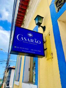 圣路易斯Casarão Hotel Pousada的大楼一侧酒店标志