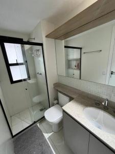 里约热内卢Apto Novo Maracanã/Tijuca的浴室配有卫生间、盥洗盆和淋浴。