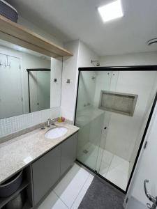 里约热内卢Apto Novo Maracanã/Tijuca的一间带水槽和玻璃淋浴的浴室