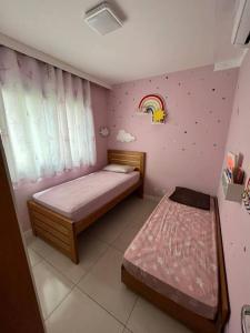 里约热内卢Apto Novo Maracanã/Tijuca的一间卧室设有两张床和彩虹墙