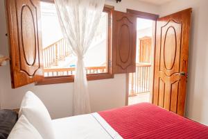 萨兰托Hospedaje Vista Hermosa Salento的一间卧室设有一张床和一个窗口